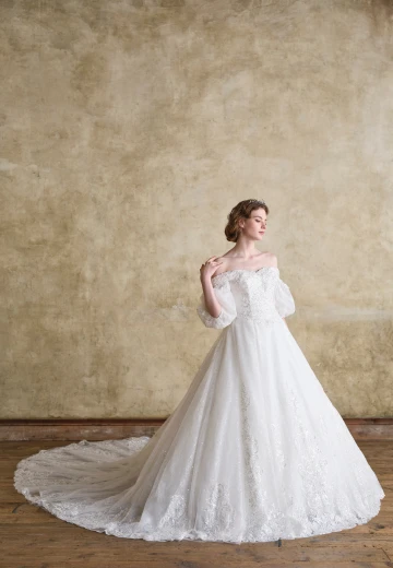 写真：タカミブライダルのドレス一例