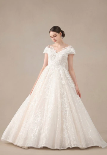 写真：タカミブライダルのドレス一例