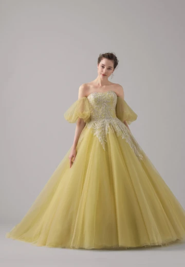 写真：タカミブライダルのドレス一例