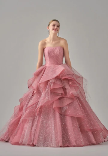 写真：タカミブライダルのドレス一例