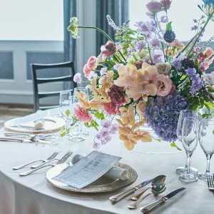 画像：テーブルにセッティングされた食器や花