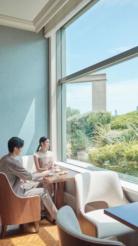 ビューラウンジでくつろぐ新郎新婦