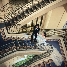 階段を登る新郎新婦