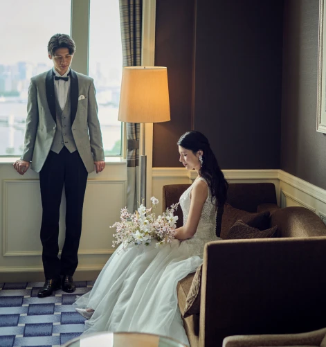 部屋で過ごす新郎新婦