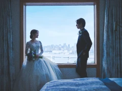 景色を眺める新郎新婦