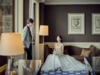 部屋でくつろぐ新郎新婦