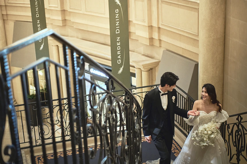 写真：階段を登る新郎新婦