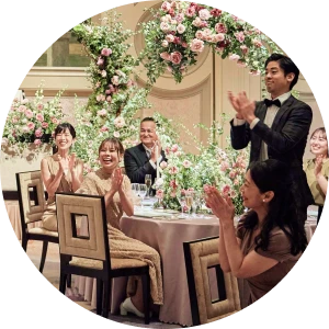 写真：拍手をするゲスト