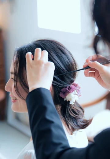 写真：ヘアメイクの様子