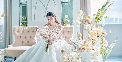 写真：花束を持って座っている花嫁